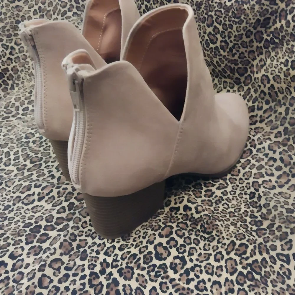 2558 Size 8.5 Wide So Tan Booties - Picture 2 of 6